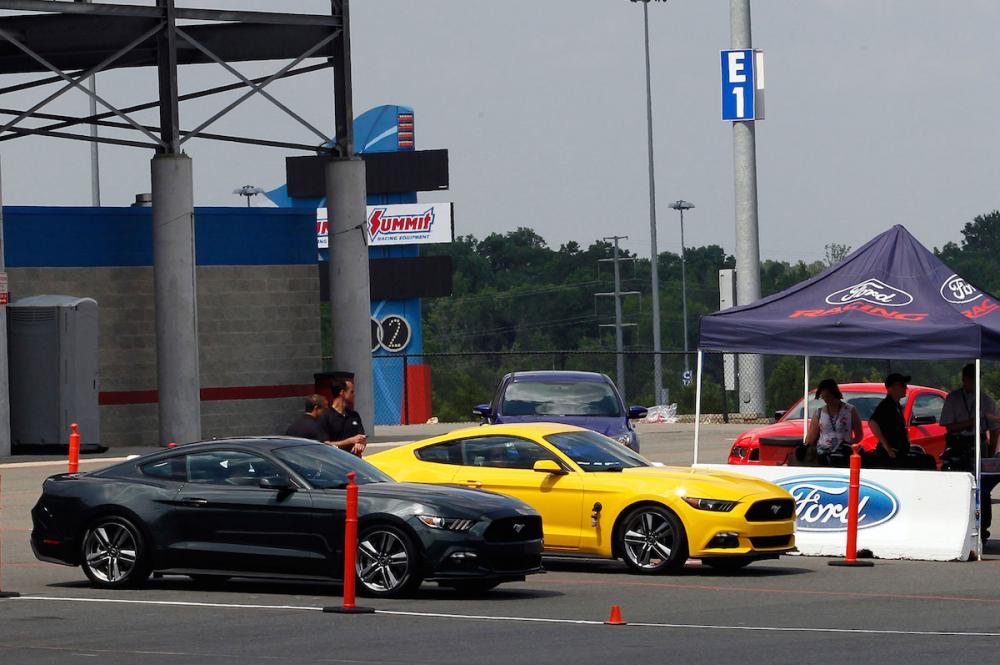 2015-Ford-Mustang-EcoBoost-side-by-side.jpg