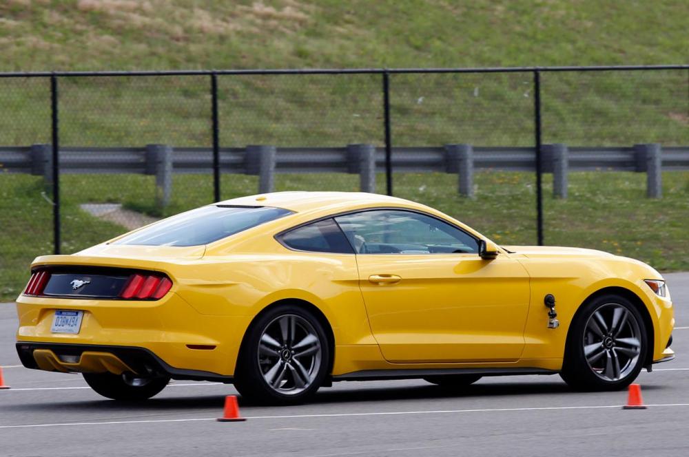 2015-Ford-Mustang-EcoBoost-rear-side-view.jpg